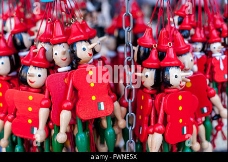 Puppen von Pinocchio zum Verkauf als touristische Souvenirs in Florenz. Stockfoto