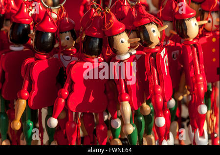 Puppen von Pinocchio zum Verkauf als touristische Souvenirs in Florenz. Stockfoto