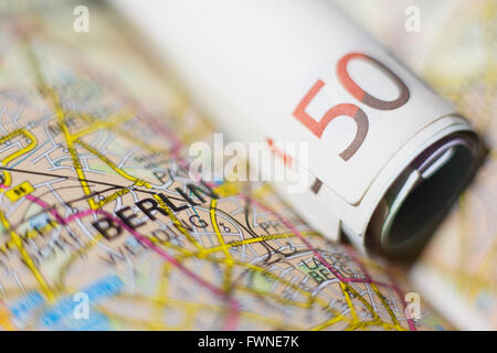 Euro-Banknoten auf einer geografischen Karte von Berlin, Deutschland Stockfoto