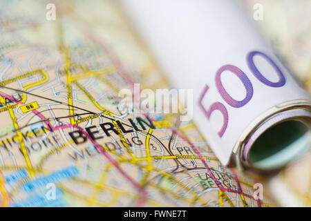 Euro-Banknoten auf einer geografischen Karte von Berlin, Deutschland Stockfoto