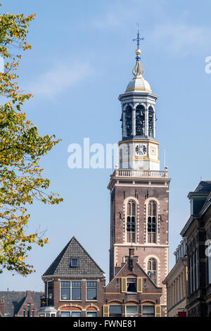 Neue Turm mit Glockenspiel in der Stadt von Kampen, Provinz Overijssel, Niederlande Stockfoto