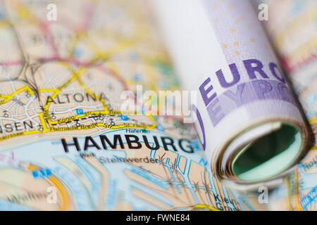 Euro-Banknoten auf einer geografischen Karte von Hamburg, Deutschland Stockfoto