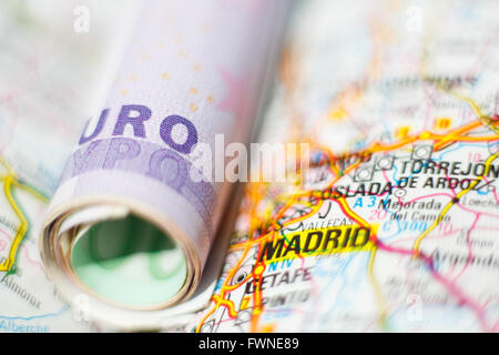 Euro-Banknoten auf einer geografischen Karte von Madrid, Spanien Stockfoto