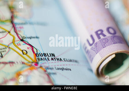 Euro-Banknoten auf einer geografischen Karte von Dublin, Irland Stockfoto