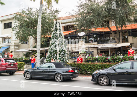 Inzwischen mit Geschäften, Restaurants, Autos und Weihnachtsbaum auf 13th Avenue South in der Stadt Neapel, Collier County, Florida Stockfoto