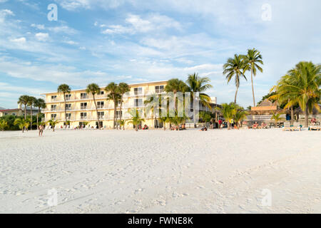 Hotel und Menschen am Strand von Fort Myers Beach auf Estero Island an der Westküste von Florida, USA Stockfoto