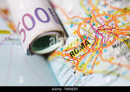 Euro-Banknoten auf einer geografischen Karte von Rom, Italien Stockfoto