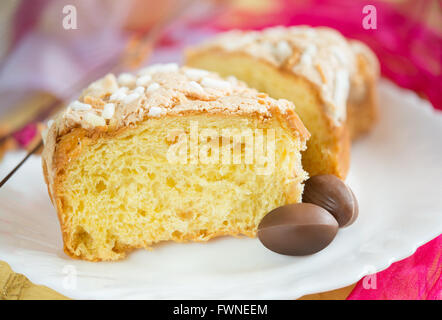 süße Osterkuchen Colomba gemacht mit Mandeln und Zucker genannt Stockfoto