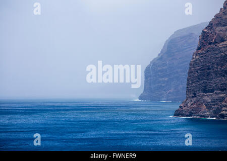 Einem nassen und windigen Wetter an den Klippen von Los Gigantes, normalerweise sonnigen Urlaubsort auf Teneriffa, Kanarische Inseln, Spanien. Stockfoto