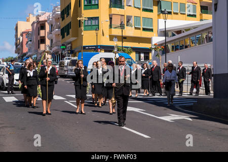 Katholische Kirche Gemeinde Parade mit Palm verlässt am Palmsonntag, Playa San Juan, Teneriffa, Kanarische Inseln, Spanien. Stockfoto