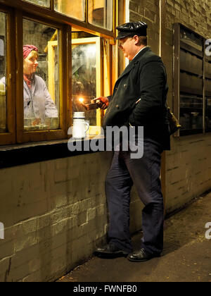 Didcot Dampflok Nacht schießen Arbeiter im Gespräch durch Office Fenster Stockfoto