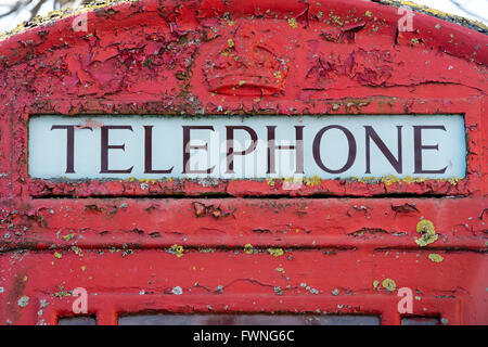 Gebrochene Farbe auf eine alte Telefonzelle Stockfoto