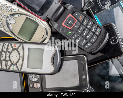 Haufen von alten und gebrauchten Handys Stockfoto