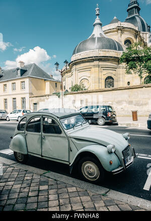 Einem Citroën 2CV geparkt in Versailles, Frankreich Stockfoto