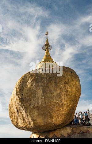 Pilger im Golden Rock Pagode auf Mt. Kyaiktiyo, Burma, Myanmar Stockfoto