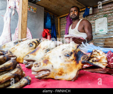 Ca. Oktober 2015 in Kathmandu, Nepal: ein Metzger schneidet einige Ziege Fleisch. Stockfoto