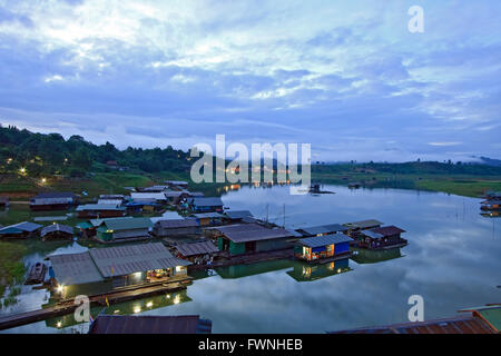 Thai Mo schwimmende Dorf am Fluss im Sangkraburi Kanchanaburi Provice Grenze von Thailand und Myanmar in The Morning Stockfoto