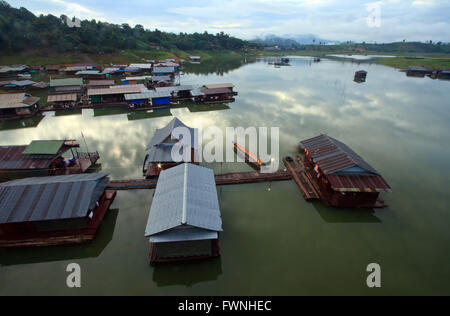 Thai Mo schwimmende Dorf am Fluss im Sangkraburi Kanchanaburi Provice Grenze von Thailand und Myanmar in The Morning Stockfoto