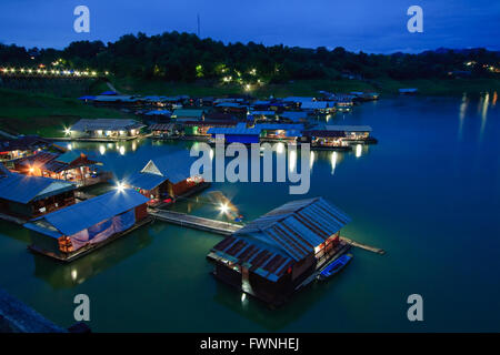 Thai Mo schwimmende Dorf am Fluss im Sangkraburi Kanchanaburi Provice Grenze von Thailand und Myanmar in Dämmerung Stockfoto