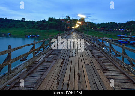 Längste Holzbrücke in Sangkraburi Kanchanaburi westlich von Thailand in Dämmerung Stockfoto