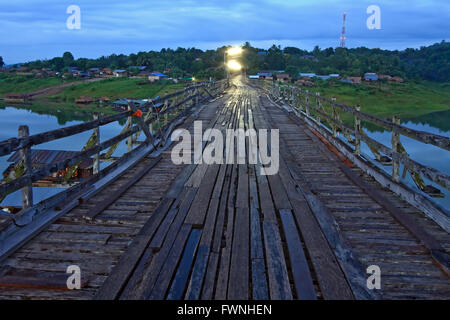 Längste Holzbrücke in Sangkraburi Kanchanaburi westlich von Thailand Morgen Stockfoto