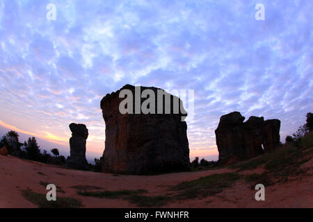 Silhouette des Mor Hin Khao, Thailand Stonehenge, morgens Stockfoto