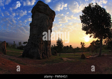 Silhouette des Mor Hin Khao, Thailand Stonehenge, mit Sonnenaufgang Stockfoto