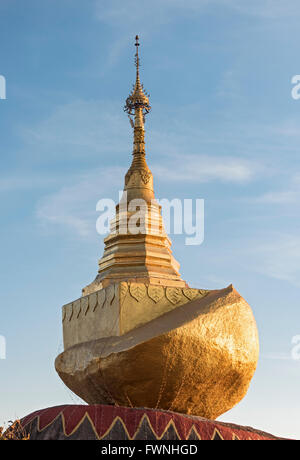 Kyaukthanban Stupa (Stone boat Pagode) auf Mt. Kyaiktiyo, Burma, Myanmar Stockfoto