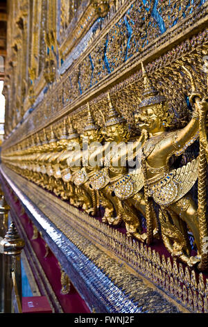 Goldene Garuda im Tempel Wat Phra Keao Grand Palast, Bangkok Thailand Stockfoto