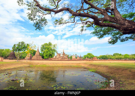 Wat Mahathat Tempelruine im Geschichtspark Sukhothai, der alten Stadt von Thailand vor 800 Jahren Stockfoto