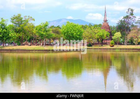 Templa Pagode Ruine im Geschichtspark Sukhothai, der alten Stadt von Thailand vor 800 Jahren Stockfoto