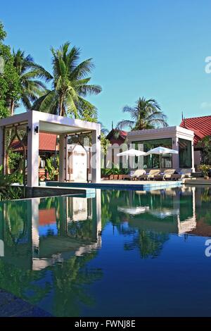 Reflexion der Pool im tropischen Garten und Spa-Bereich mit Strandkorb, vertikal Stockfoto