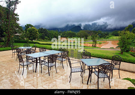 schöne Aussicht auf Restaurant umgeben von Nebel See und die Berge mit leeren Tisch Stockfoto