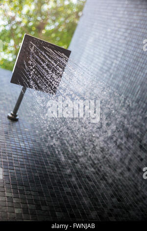 Wasser vom Regen-Dusche im freien Stockfoto