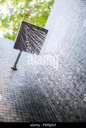 Wasser vom Regen-Dusche im freien Stockfoto