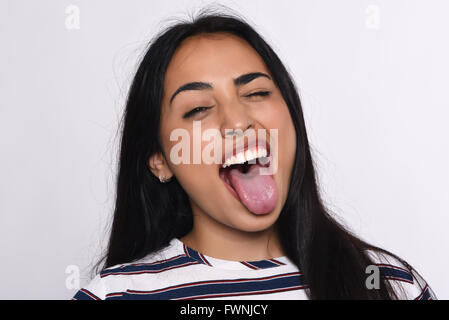 Junge schöne Frau zeigt Ausdruck. Isolierten weißen Hintergrund. Stockfoto