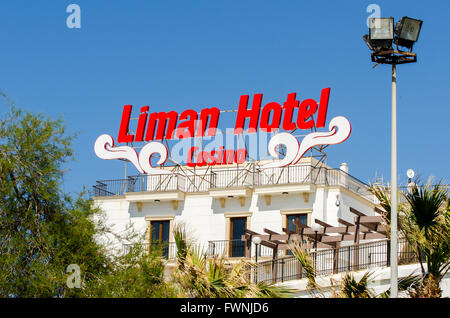 Liman Hotel und Casino in Kyrenia auf der nördlichen Küste von Zypern. Stockfoto