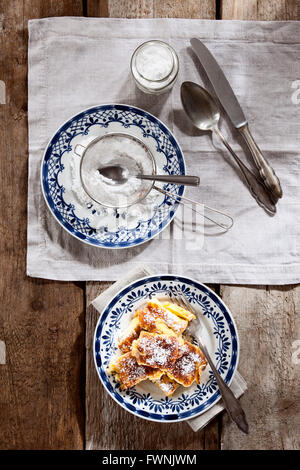 Cut-Up und gezuckerten Pfannkuchen mit Puderzucker Stockfoto