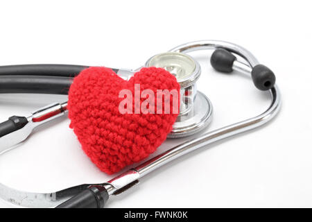 Perspektive des Stethoskop und roten Herzen auf dem weißen Hintergrund verwenden als Valentine Love Konzept (Selective Fokus auf Herd) Stockfoto