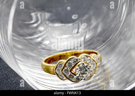 Luxus Diamant Ehering in Glas mit Reflexion für Engagement für die Liebe in Valentine Ferienkonzept Stockfoto