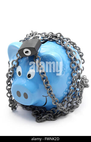 Sparschwein mit Ketten und Vorhängeschloss auf weißem Hintergrund für Geld Versicherungskonzept Complex Stockfoto