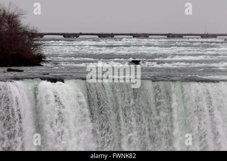 Sehr schöne Nahaufnahme der erstaunlichen Niagara Wasserfall und den Fluss Stockfoto