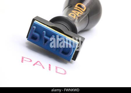 Nahaufnahme von bezahlten Brief auf Stempel isoliert auf weißem Hintergrund Stockfoto