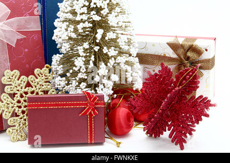 im roten Feiertag mit Weihnachtsbaum und ornament Stockfoto