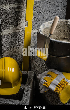 Werkzeuge für Maurer Eimer mit einer Lösung und einer Kelle, close-up Stockfoto