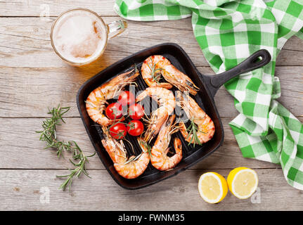 Gegrillte Garnelen auf Pfanne und Bier. Ansicht von oben Stockfoto