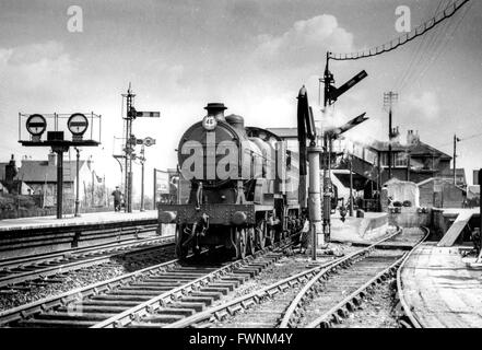 South Eastern & Chatham Klasse D1 4-4-0 Nr. 31749 leitet einen auf Zug bei Sittingbourne Junction (für Sheerness). Stockfoto