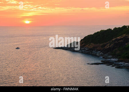 Erhöhte Ansicht, dass schöne Landschaft des Sonnenuntergangs über der Andamanensee vom Laem Phromthep Cape Aussichtspunkt ist eine berühmte Sehenswürdigkeiten Stockfoto