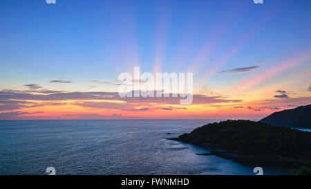 Erhöhte Ansicht, dass schöne Landschaft des Sonnenuntergangs über der Andamanensee vom Laem Phromthep Cape Aussichtspunkt ist eine berühmte Sehenswürdigkeiten Stockfoto