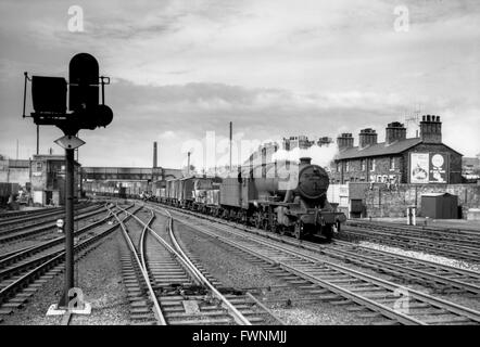 Mit Dampf driften hilfreich für Arthur Mace Stanier 8F 2-8-0 No 48295 leitet ein auf Fracht durch Stafford. Die Eisenbahnfreunde Stockfoto